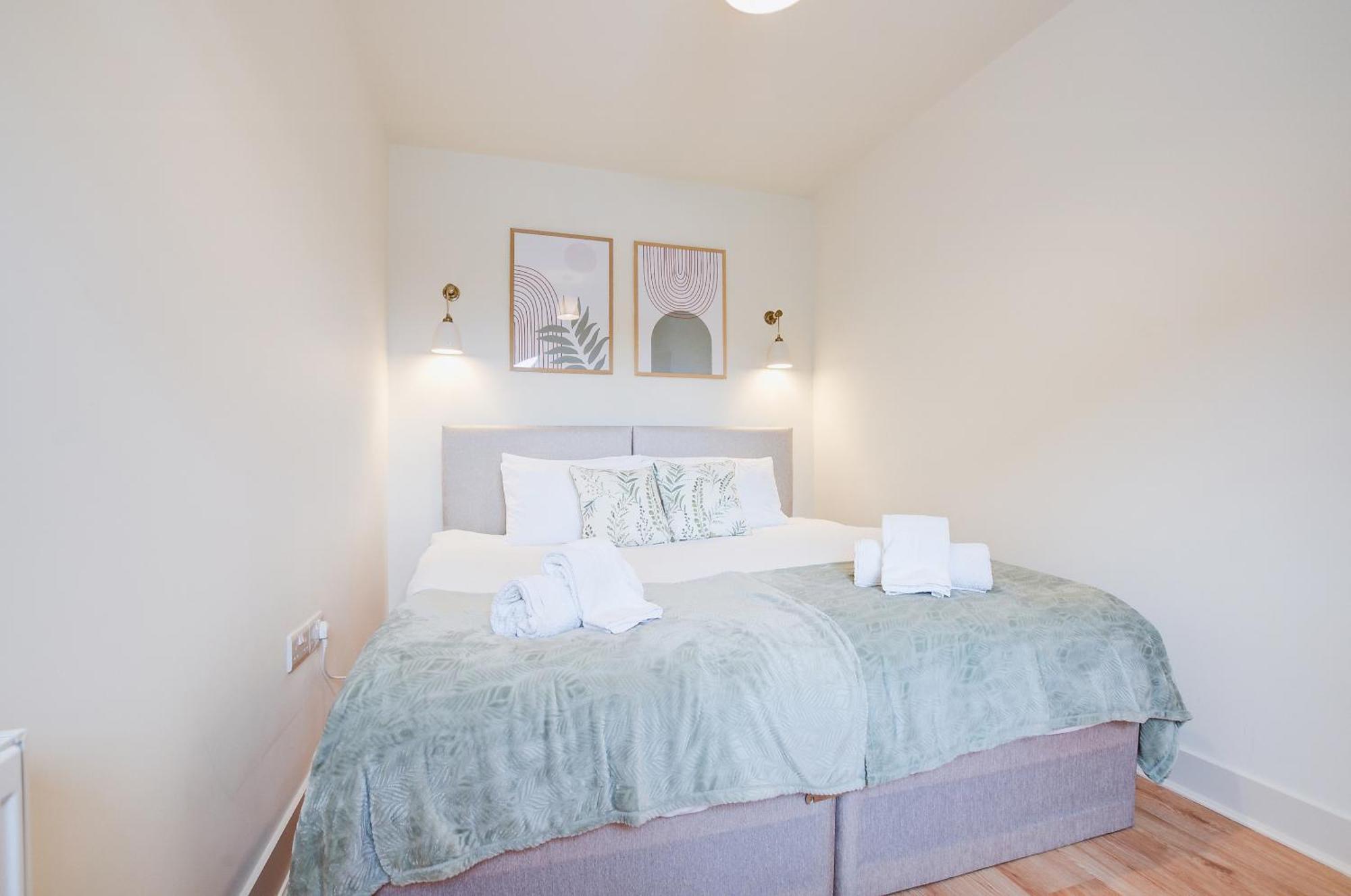 Apartment Luxury 2 Bed In - Free Parking & Fast Wi-fi *