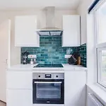 Luxury 2 Bed In Reading - Free Parking & Fast Wi-Fi