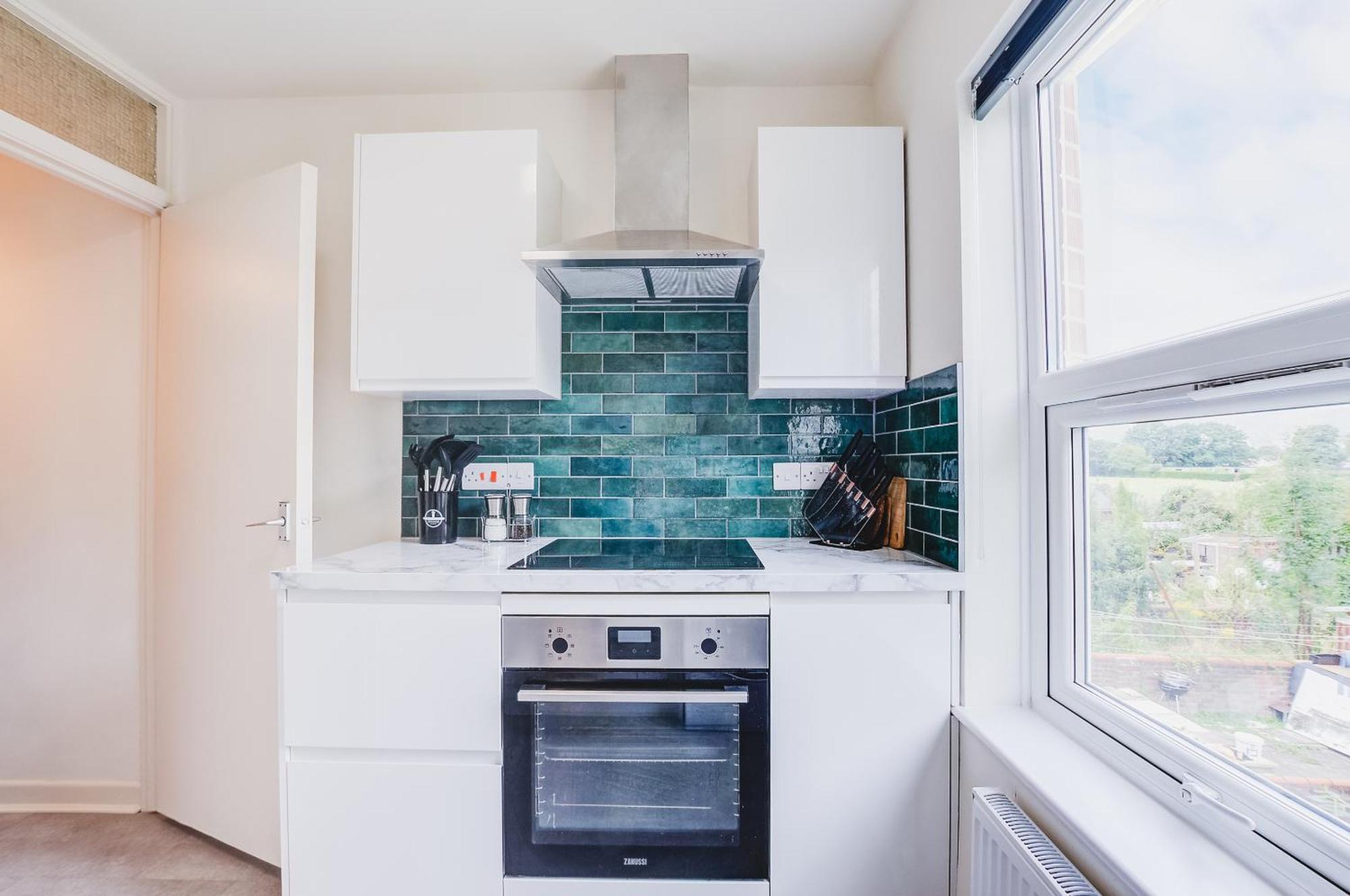 Luxury 2 Bed In - Free Parking & Fast Wi-fi Apartment
