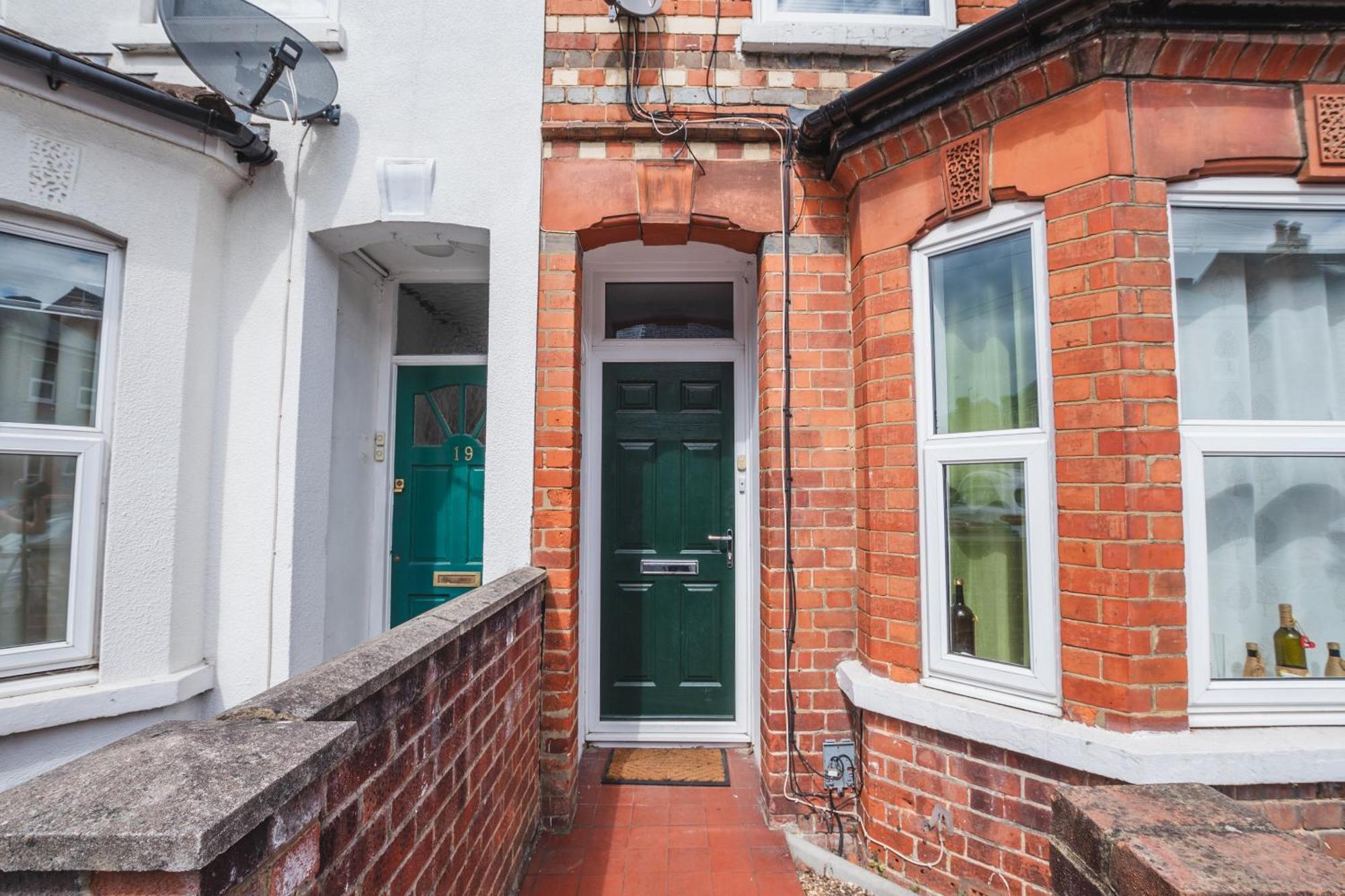 Apartment Luxury 2 Bed In - Free Parking & Fast Wi-fi *