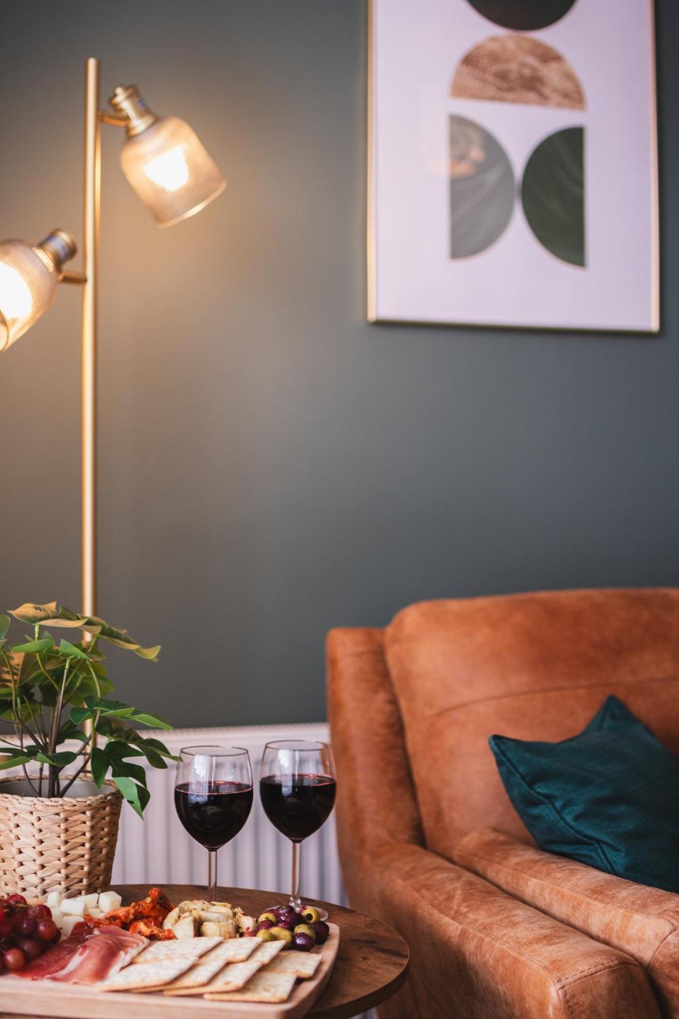 Luxury 2 Bed In - Free Parking & Fast Wi-fi *