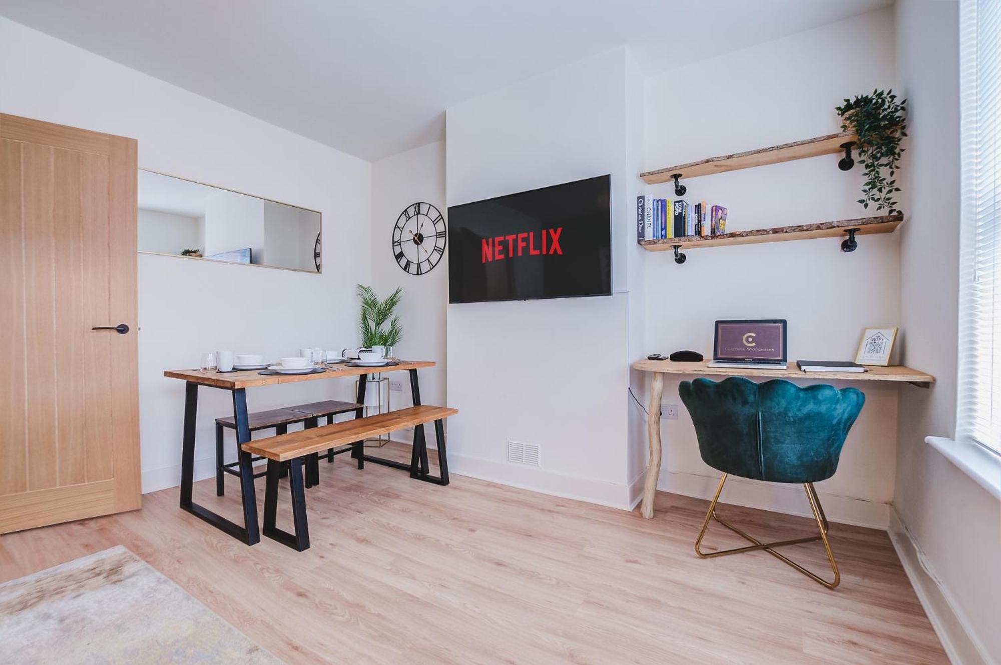Luxury 2 Bed In - Free Parking & Fast Wi-fi Apartment