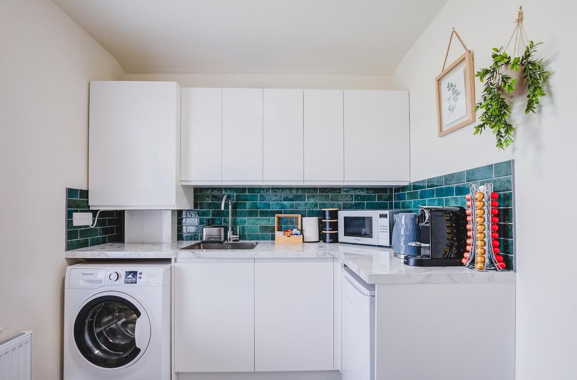 Luxury 2 Bed In - Free Parking & Fast Wi-fi *